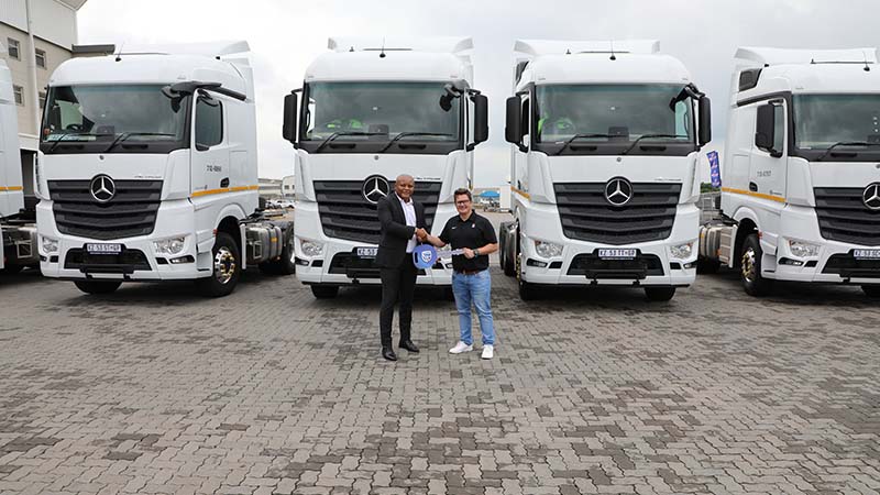 Key handover to customer in front of trucks- 247615